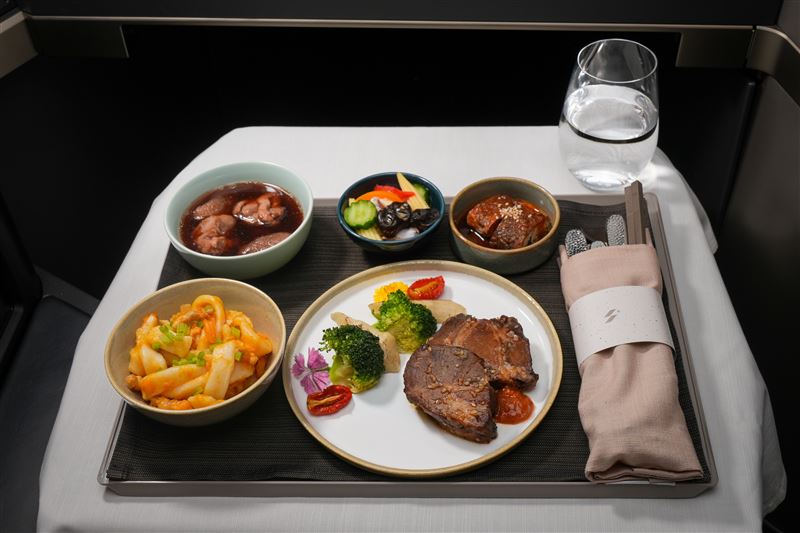 商務艙套餐則以「一口一島嶼」為概念，精選台灣四季旬味，讓旅客品味台灣的美好。（圖／星宇航空提供）