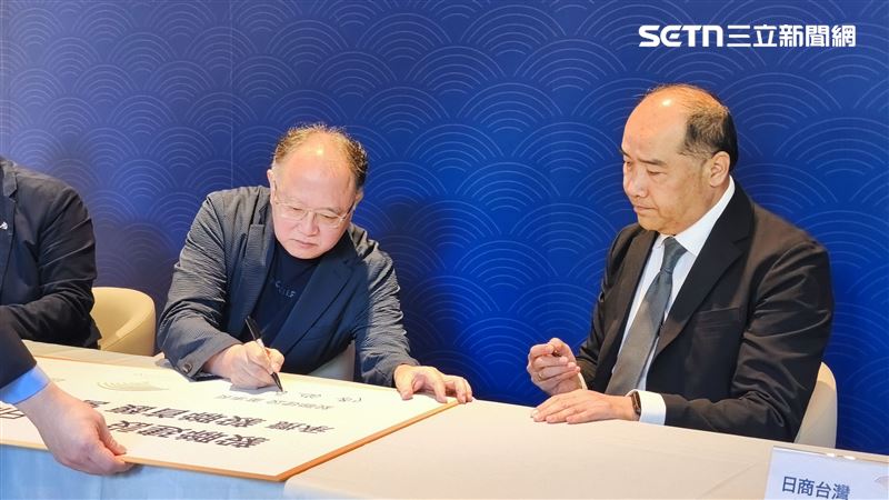 台北市大同區都更案「毅聯首馥」今(17)日舉辦與日本大林組簽約暨開案記者會,董座陳啟育(左)強調自己肩負讓老鄰居獲得安全新房的責任,將盡力蓋出最好的房子還給老鄰居。(圖/記者陳韋帆攝影)