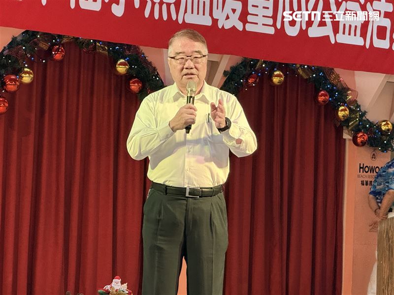 墾丁福華飯店總經理張積光與小朋友一同感受過節氣氛。（圖／翻攝畫面）