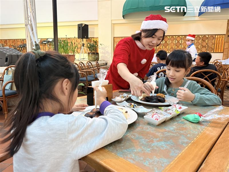 墾丁福華「聖誕幸福小熊．溫暖童心」陪伴家扶中心孩童歡度聖誕。（圖／翻攝畫面）