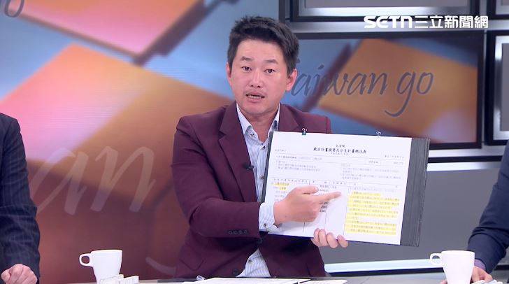 陳柏惟拿出資料手板說明。（圖／前進新台灣）