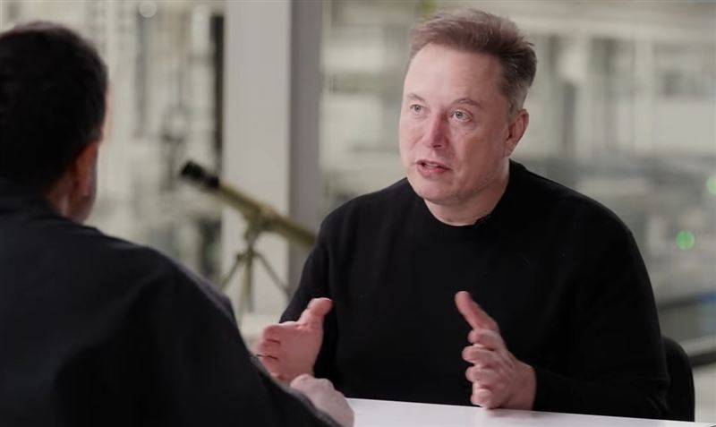 全球首富、特斯拉執行長馬斯克直言未來最具關鍵性的領域將是AI與機器人技術，「如果真的要買，我會選擇與我自己無關的AI與機器人相關公司。」（圖／翻攝自YT＠Nikhil Kamath）