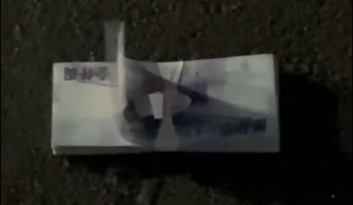 隨機普發？台中路邊見「1本千鈔」隨風飄