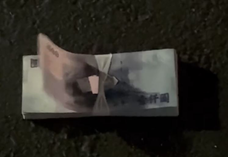 「一本千元大鈔」約10萬元掉落在道路上。（圖／翻攝自Threads @lyx_61）