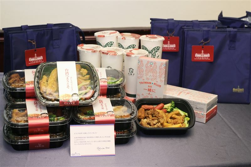 2023年前總統蔡英文也準備台灣鹽酥雞、檸檬愛玉等經典宵夜，與翡翠騎士展開「美食外交」。(圖／蔡英文臉書)