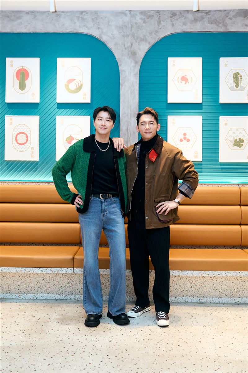 江宏傑(左)與温昇豪聊客家菜。（圖／客台提供）