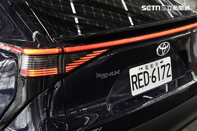 動感的貫穿式尾燈。（記者鍾釗榛攝影）