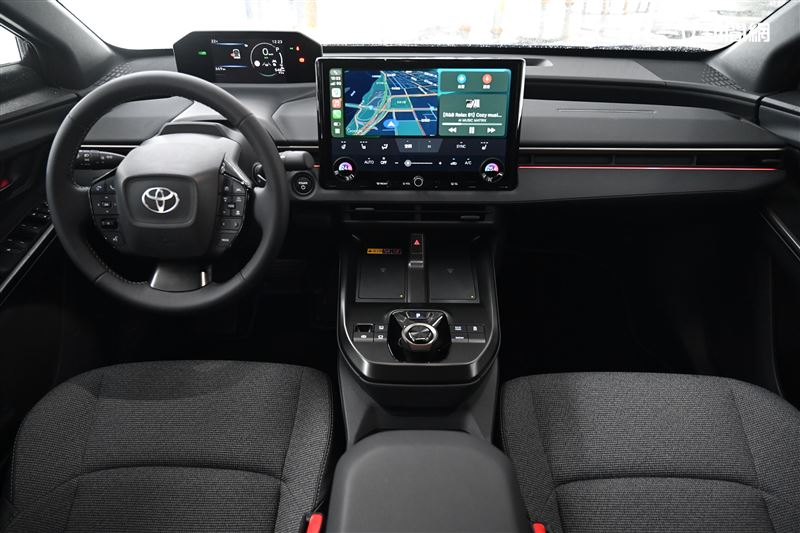 簡易儀表加上14吋螢幕，視覺乾淨不複雜。（記者鍾釗榛攝影）