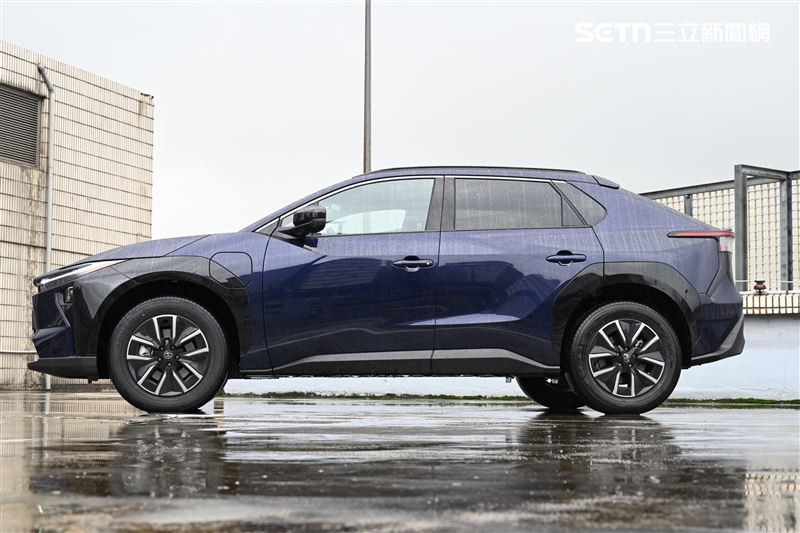 輪拱改為烤漆設計後，整體質感明顯提升。（記者鍾釗榛攝影）