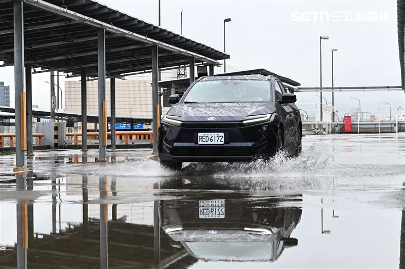 227匹馬力與27.4kgm扭力並不是追求刺激，而是順順地把速度堆上來。（記者鍾釗榛攝影）