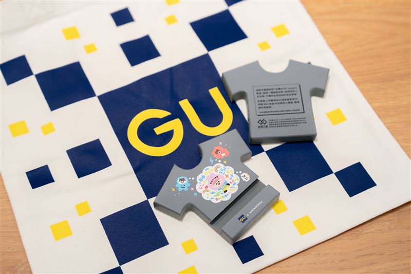 於GU西門店消費或網路下單選擇西門店取貨，單筆滿額NT1,500即可獲得由知名插畫家可愛大王設計的「衣纖木手機座」。（圖／品牌業者提供）