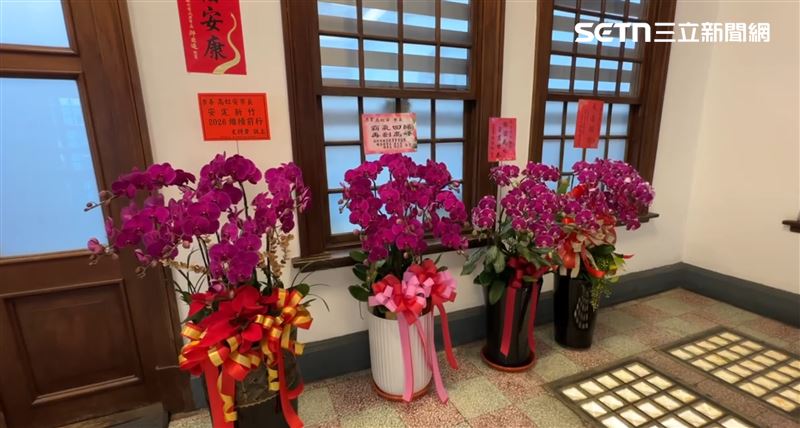 市長室外已經有祝賀花籃。（圖／記者羅欣怡攝影）