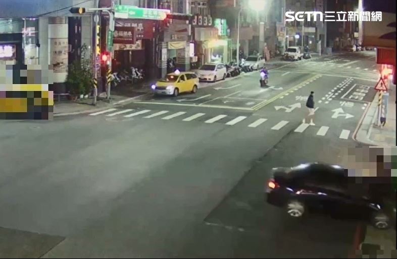 男子注射毒品後開車上路，在路口高速衝撞2名路人。（圖／翻攝畫面）