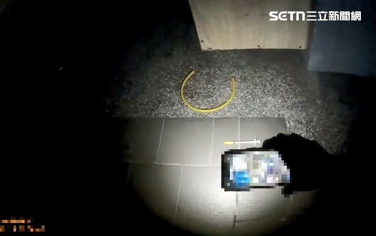 李男毒駕肇事後，第一時間將毒品針筒丟棄在騎樓下。（圖／翻攝畫面）