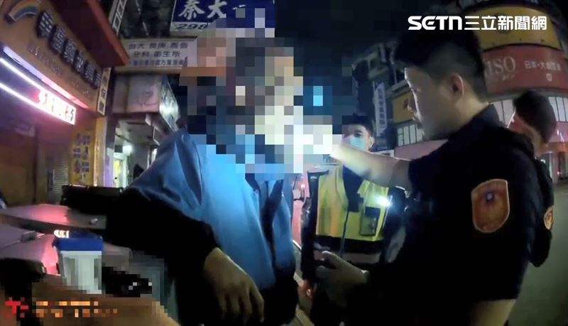 警方當場實施酒測及毒測，確認毒品快篩試劑呈陽性反應。（圖／翻攝畫面）