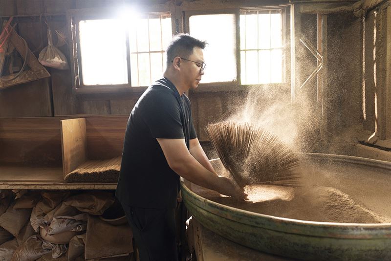 台灣各地許多小廟、中型廟，因經費有限只能用較平價的香，透過代客捐香讓好香，送到真正需要的地方。（圖／李慶成製香廠提供）