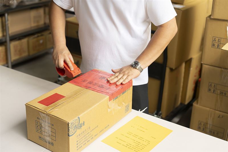 每筆因捐香而起的善念，透過廟裡點起的每一縷香煙，都是向神明祈福的祝禱。（圖／李慶成製香廠提供）