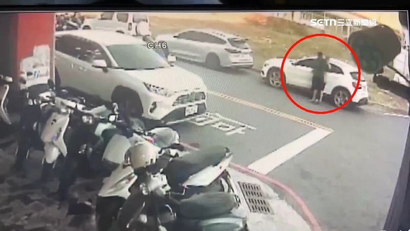 監視器拍下，鄭男已喝得醉醺醺，但仍試圖開車