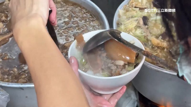 高麗菜與濁水米加入香菇、蝦米與肉絲一起滷