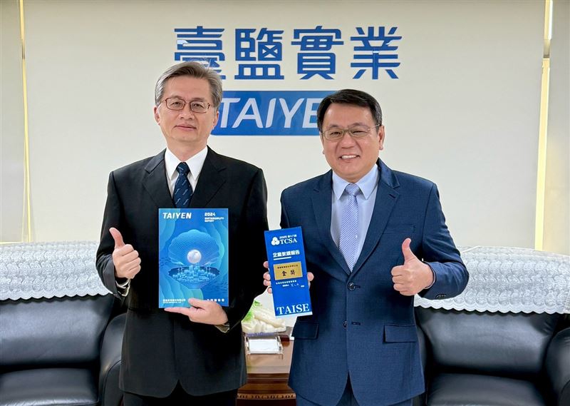 臺鹽公司董事長丁彥哲（右）與總經理李杰翰（左）率團隊深耕ESG，2025年再度奪下TCSA金級獎，累計創下「八金一銀」的永續佳績。（圖／台鹽提供）