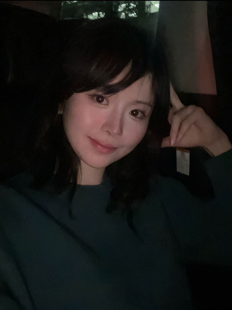 松本麗鈴2021年以「明日見未來」之名出道拍AV，憑藉清純臉蛋與G級傲人上圍受到關注。（圖/翻攝自松本麗鈴X）