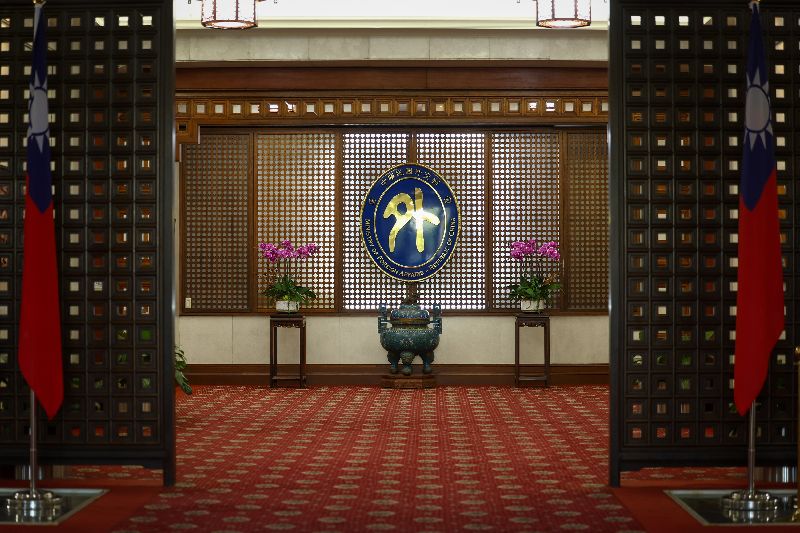 中國外交部再提台灣地位被「七重鎖定」，外交部發言人駁斥此「謬論」，指中方企圖顛倒是非、自欺欺人並誤導國際視聽