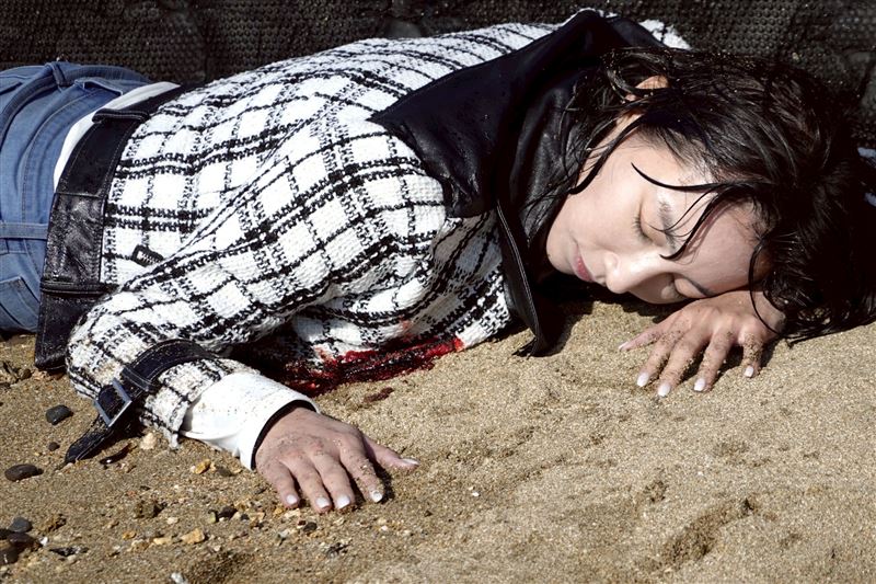 張家瑋倒臥海灘。（圖／民視提供）