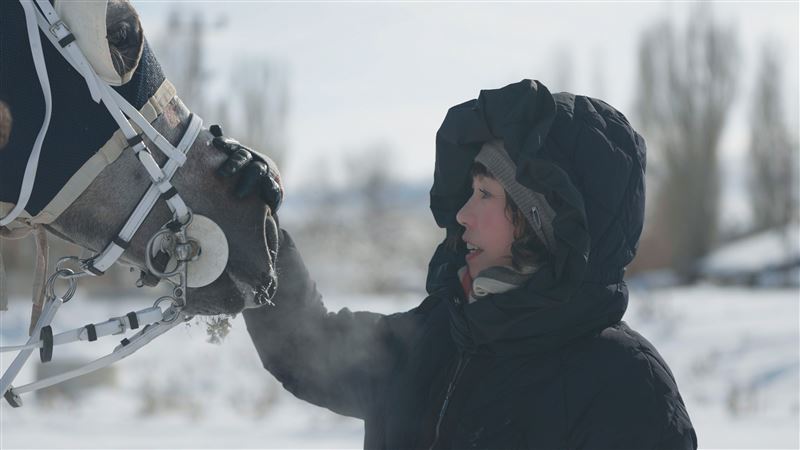 新加坡歌手陳潔儀零團隊自理妝髮前往土耳其。（圖／公共電視、新傳媒提供）