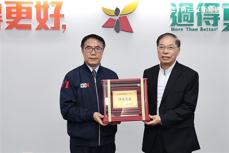 台南市前消防局長李明峯閃電請辭，昨日剛收下市府頒發的感謝牌，今日就傳出受傷意外。（圖／台南市府提供）