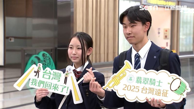 日本翡翠騎士抵台，拿出「台灣遠征」的手板。（圖／翻攝畫面）