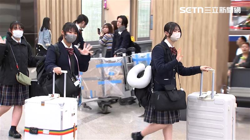 日本翡翠騎士抵台，成員對著媒體鏡頭揮手致意。（圖／翻攝畫面）