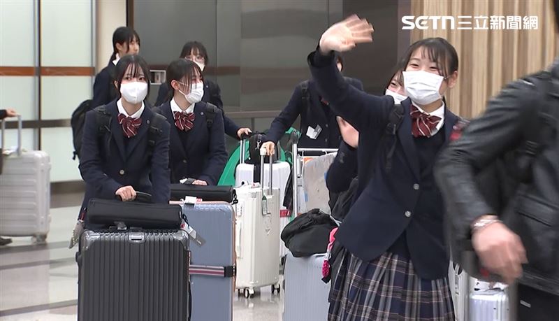 日本翡翠騎士抵台，成員對著媒體鏡頭揮手致意。（圖／翻攝畫面）