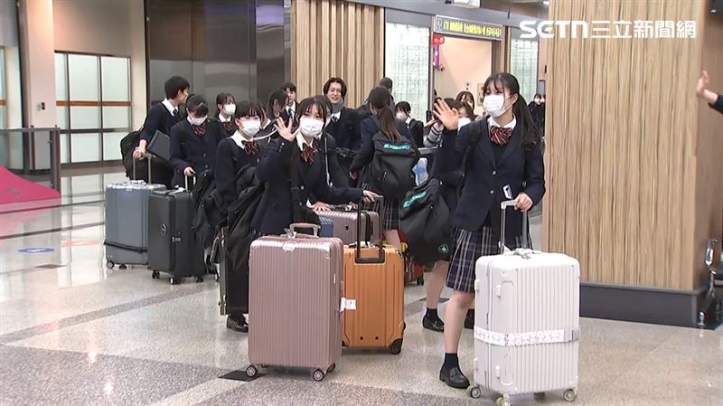 日本翡翠騎士抵台，成員對著媒體鏡頭揮手致意。（圖／翻攝畫面）