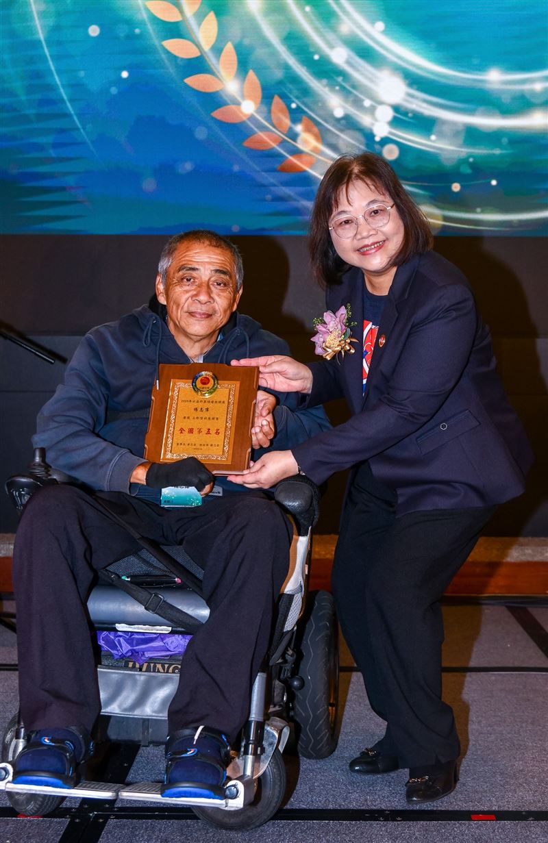 台灣彩券今年買氣強強滾，銷售衝破1,634億元創歷史新高！董事長黃志宜感謝全民愛心，強調透過「貼心產品設計」與「暖心經銷商輔導」創造雙贏，期許明年持續讓公益與夢想在台灣遍地開花。台灣彩券公司17日表揚績優經銷商，由財政部國庫署副署長林秀燕(圖右)頒獎。（圖／台灣彩券提供）