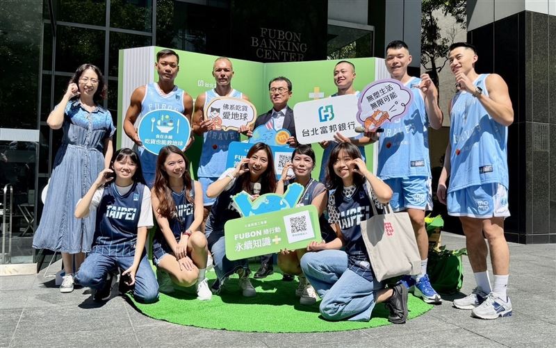 經濟部Buying Power頒獎,創新採購破118億!國泰金控豪擲2.3億七度霸榜;北富銀挺移工防詐連三年奪冠;台塑生醫回收千萬寶特瓶變黃金。這些企業用採購力挺社創,落實ESG,打造永續共好生態圈。(圖/北富銀提供)