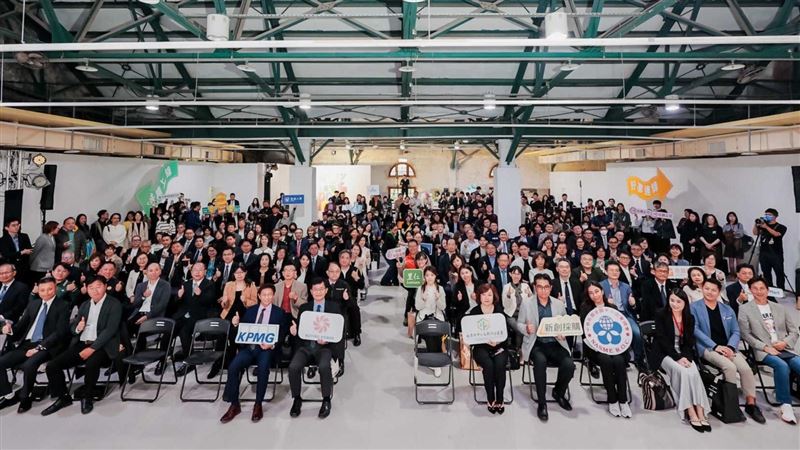 經濟部Buying Power頒獎,創新採購破118億!國泰金控豪擲2.3億七度霸榜;北富銀挺移工防詐連三年奪冠;台塑生醫回收千萬寶特瓶變黃金。這些企業用採購力挺社創,落實ESG,打造永續共好生態圈。(圖/經濟部提供)