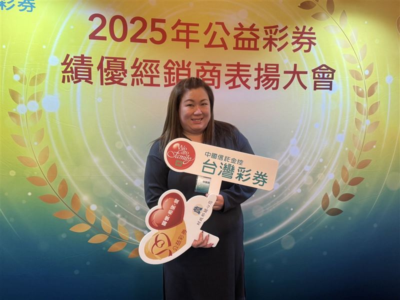 新店「益財彩券行」二代老闆娘林佩姍，忍著左腳神經斷裂的舊傷返家接班，靠著超萌「西施犬」店長與貼心的手寫大字看板，收服在地長輩的心！她更獨家公開中獎心法：「臉要笑、心要信，財神爺才肯進門！」更霸氣承諾若客人中頭獎不敢領，絕對全程陪同，暖心指數破表！（圖／記者師瑞德攝影）