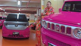 胡漢龑購入「2新寶貝」的貼膜完成交車，他亮出完美紫色，網友超羨慕狂讚：「非常美漂亮！」（圖／翻攝自啟德機械起重工程-股公司臉書）