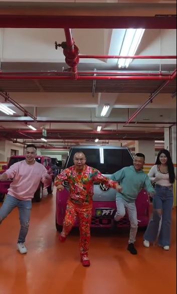 胡漢龑開心表示，新購買的福斯四輪傳動電動車；及新購五門小吉米貼膜完成交車。（圖／翻攝自啟德機械起重工程-股公司臉書）