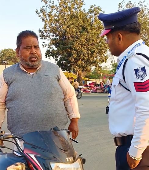 印度一位阿伯騎車沒戴安全帽,被警察攔下,他解釋是因為「頭太大」找不到合適的尺寸。(圖/翻攝自IG)