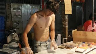 涼糕哥爆切糕未戴口罩　口水猛噴食安堪慮