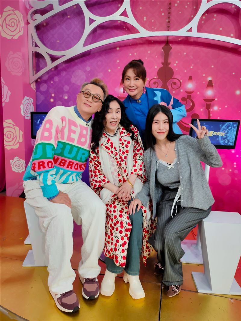 李亞萍、柔柔跟主持人（左）何篤霖、陳亞蘭（右）合照。（圖／鴻凱娛樂提供）