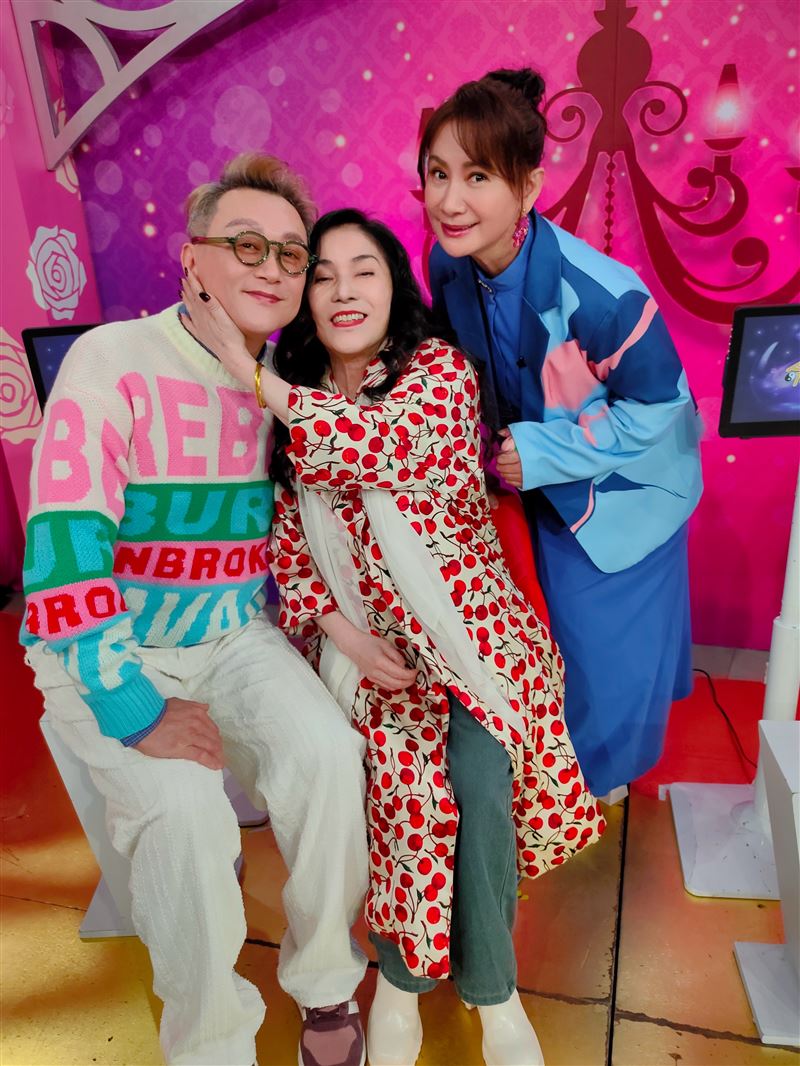 李亞萍（中）跟何篤霖、陳亞蘭合照。（圖／鴻凱娛樂提供）