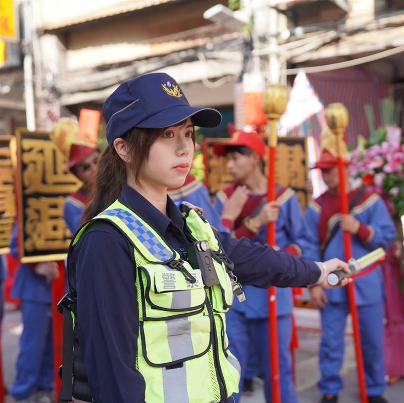 「臺北波麗士」IG分享該名女警的照片,且是沒戴口罩的版本。(圖/翻攝自臺北波麗士 IG)