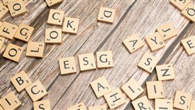 2027年建立碳費與ETS並行的雙軌架構。在此趨勢下，唯有減碳有成的龍頭企業才能站穩腳步，這也是00922追蹤指數將「低碳轉型」納入選股因子的原因。