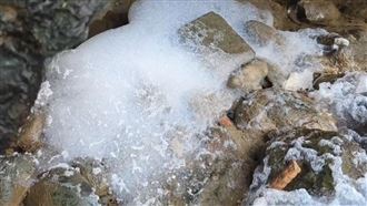 疑遭偷排汙水！基隆暖暖溪漂「詭異泡沫」