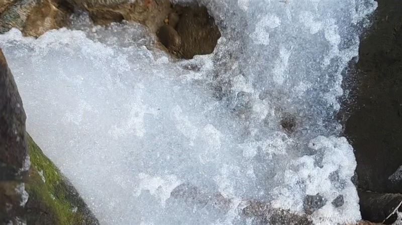 基隆位於上游處的暖暖溪，突然出現許多白色不明泡沫。（圖／翻攝畫面）