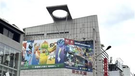 台北中山區新光三越頂樓「神秘圓洞」引發熱議，網友瘋猜是UFO基地！官方小編神回「給外星人停的」笑翻全網。其實這是前身衣蝶百貨留下的「環形直升機停機坪」，中間挖空是為減重抗風，雖已停用，卻意外成為有趣的都市傳說。（圖／記者師瑞德攝影）