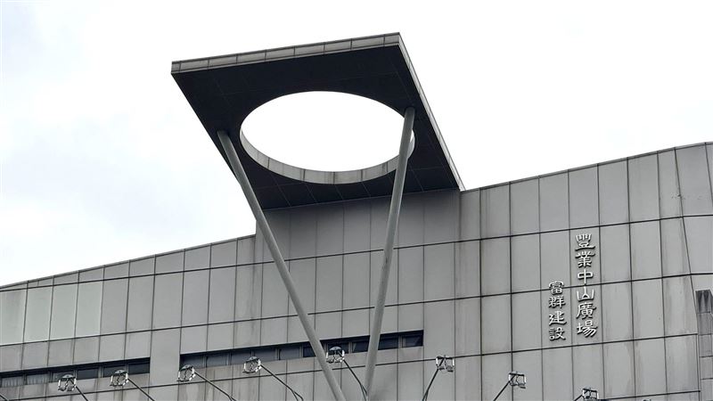 台北中山區新光三越頂樓「神祕圓洞」引發熱議,網友瘋猜是UFO基地!官方小編神回「給外星人停的」笑翻全網。其實這是前身衣蝶百貨留下的「環形直升機停機坪」,中間挖空是為減重抗風,雖已停用,卻意外成為有趣的都市傳說。(圖/記者師瑞德攝影)