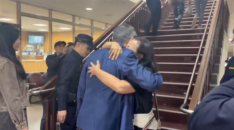 民眾黨前主席柯文哲與支持者擁抱握手，還被對方捏臉。（圖／翻攝畫面）